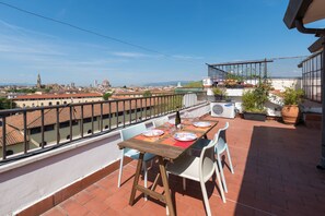 Appartement Deluxe, 1 chambre, vue ville | Terrasse/Patio