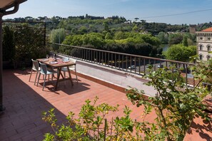 Appartement Deluxe, 1 chambre, vue ville | Terrasse/Patio
