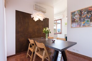 Deluxe Apartment, 1 Bedroom, City View | In-room dining