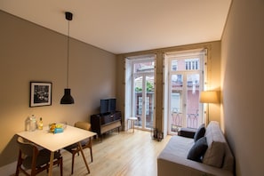 Appartement Premium, 1 chambre, non-fumeurs, vue ville (1) | Salle de séjour | Télévision à écran plat