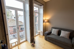 Apartament prèmium, 1 dormitori, no fumadors, vistes a la ciutat (2) | Sala d'estar | Televisor de pantalla plana