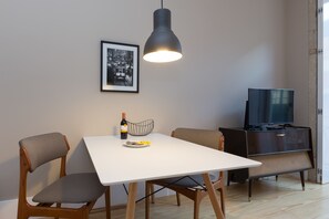 Premium Apartment, 1 Bedroom, Non Smoking, City View (1) | In-room dining