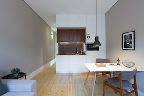 Appartement Prestige, 1 chambre, non-fumeur, vue sur la ville (1) | Cuisine privée | Réfrigérateur, four à micro-ondes, surface de cuisson
