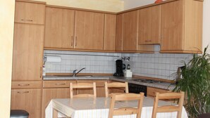 Familieleilighet, balkong | Eget kjøkken | Kaffetrakter/tekoker, kjøleskap, ovn og kokeplater