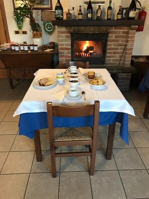 Tägliches inbegriffenes einheimisches Frühstück