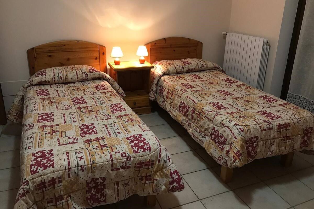 Zweibettzimmer, 2 Einzelbetten | Babybetten, Zustellbetten, kostenloses WLAN, Bettwäsche