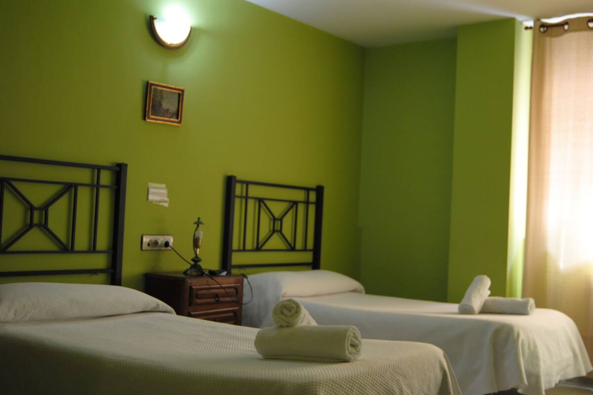 Quarto duplo | Escrivaninha, camas extras/dobráveis (sobretaxa), Wi-Fi de cortesia