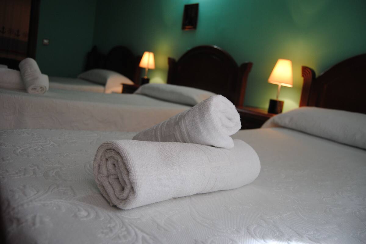 Escrivaninha, camas extras/dobráveis (sobretaxa), Wi-Fi de cortesia