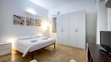 Apartment, 1 Bedroom, Kitchen | 1 bedroom, down comforters, individually decorated