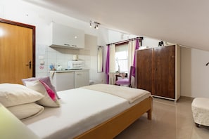 Single Room, Private Bathroom | In-room safe, desk, blackout drapes, soundproofing - Apartments Song (Split)