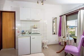 Single Room, Private Bathroom | In-room safe, desk, blackout drapes, soundproofing - Apartments Song (Split)