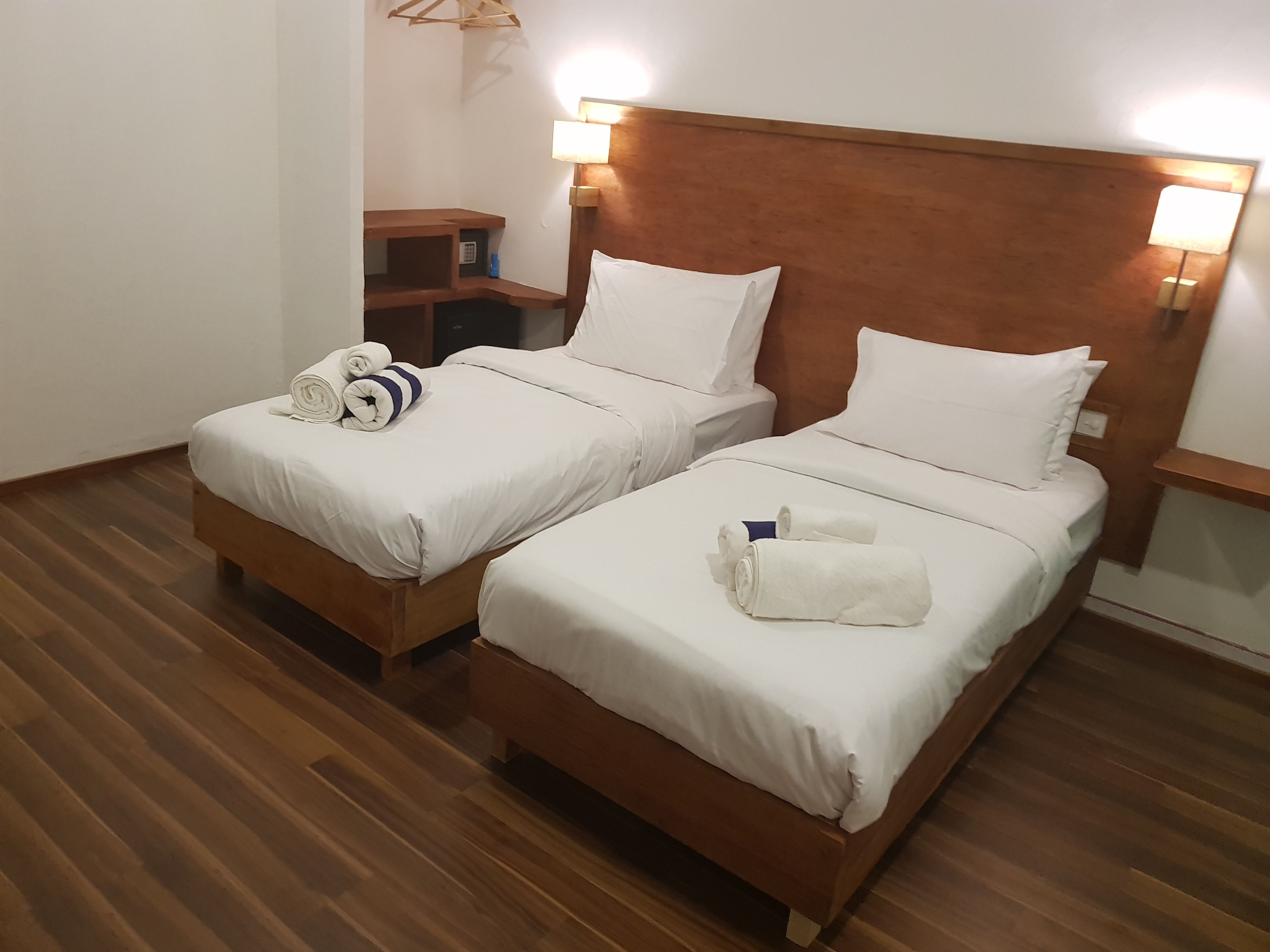deluxe triple room, 3 single beds | in-room safe, blackout curtains, iron/ironing board, free wifi