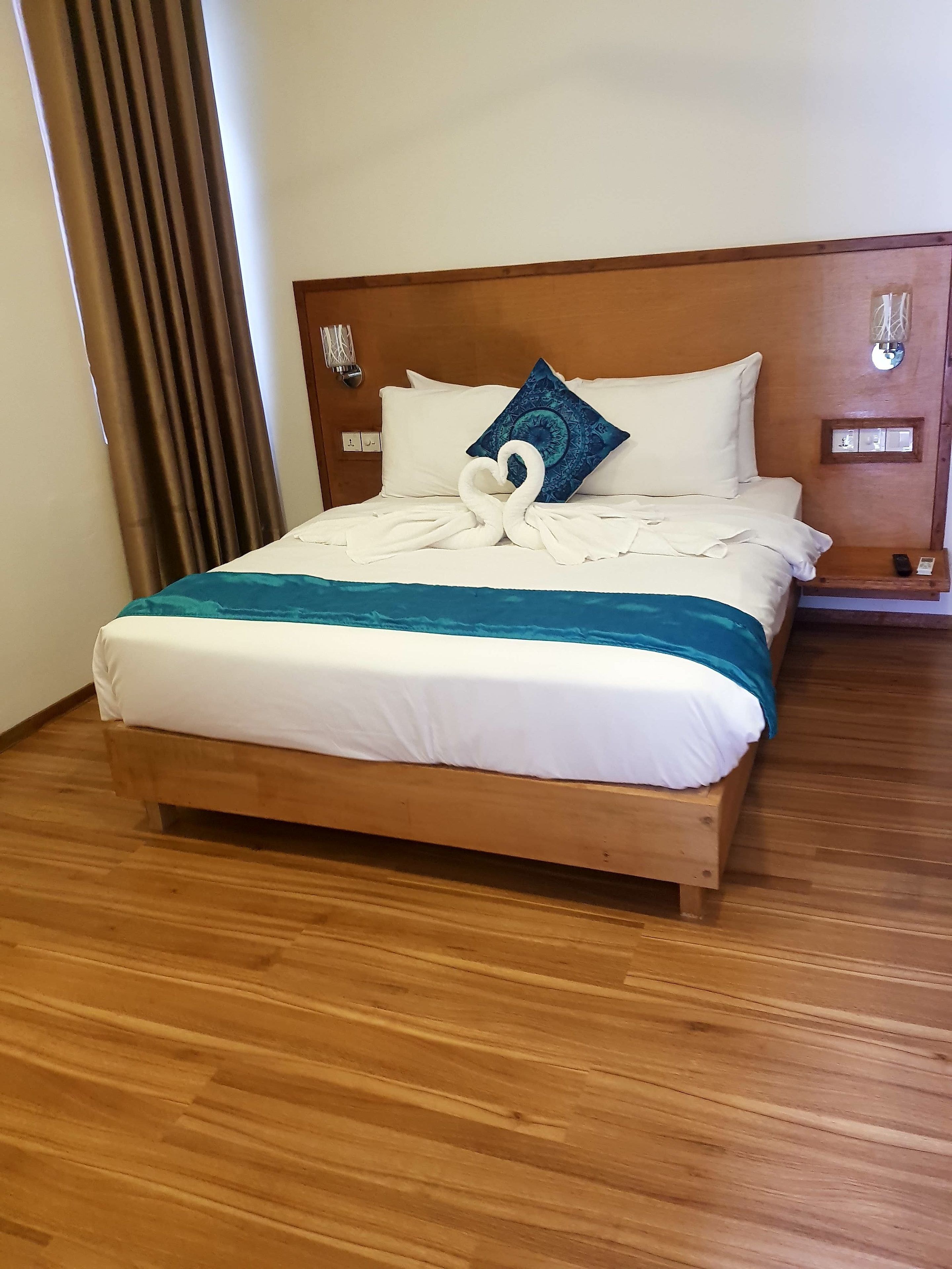 deluxe room, 1 queen bed, non smoking | in-room safe, blackout curtains, iron/ironing board, free wifi