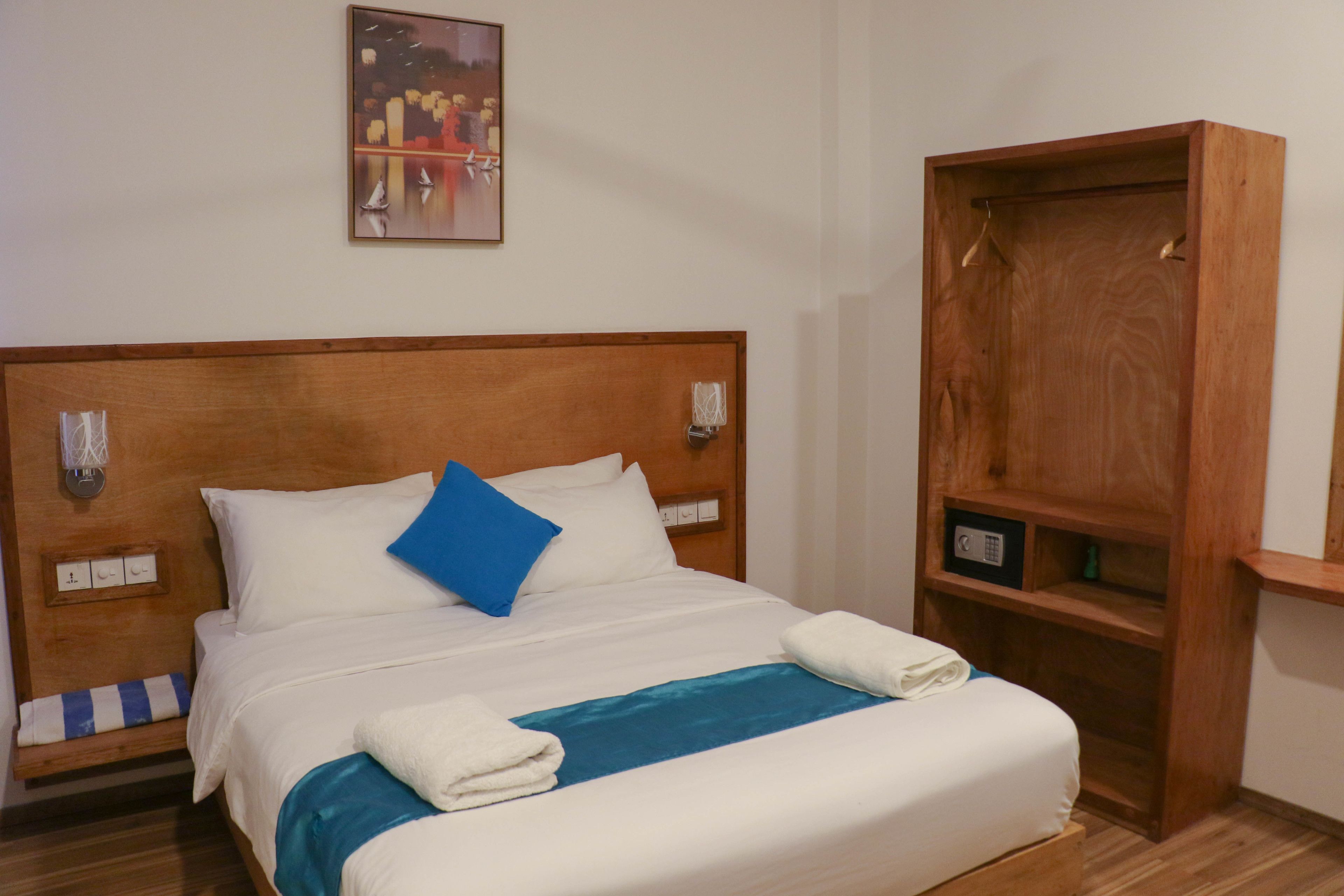 deluxe room, 1 queen bed, non smoking | in-room safe, blackout curtains, iron/ironing board, free wifi