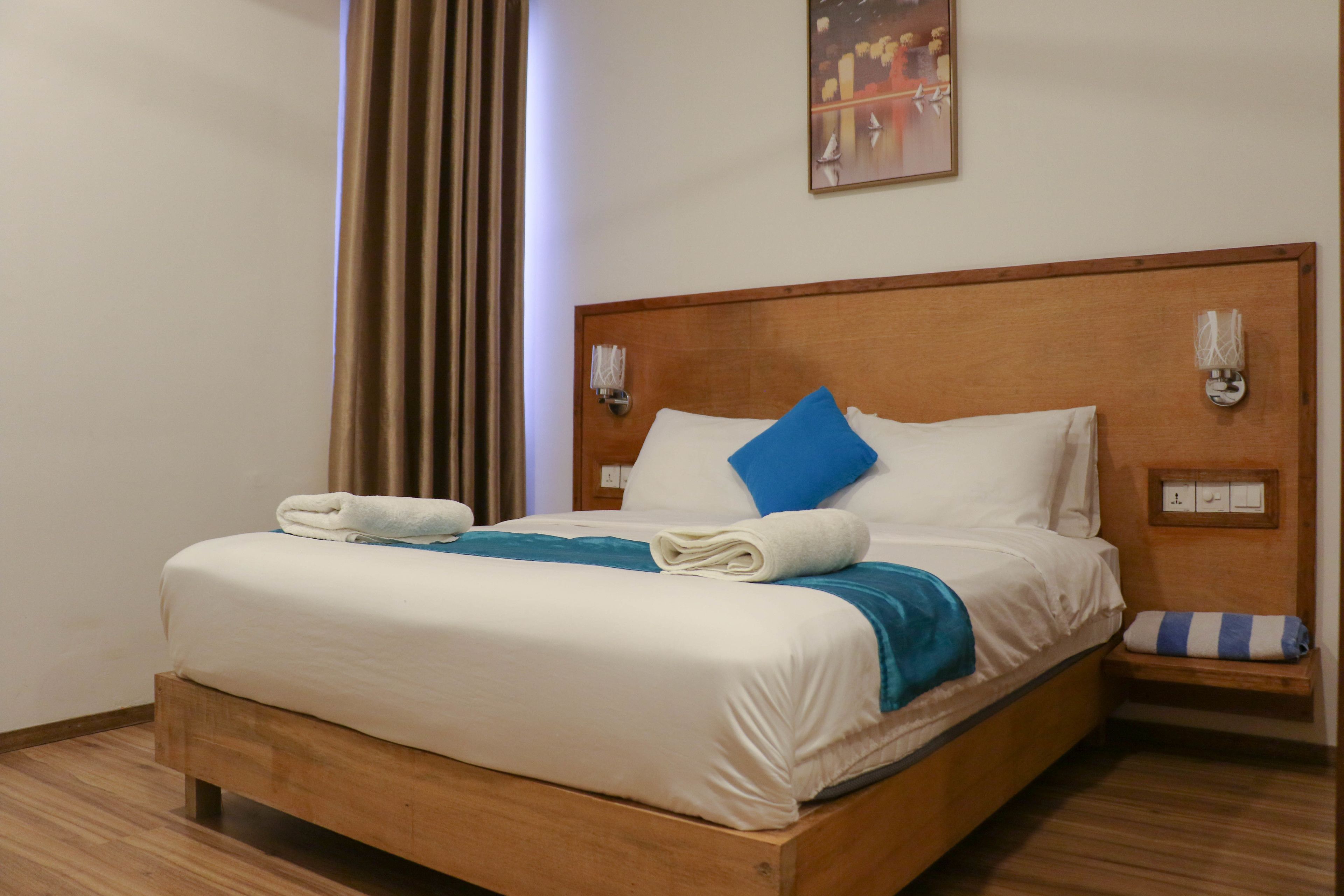 deluxe room, 1 queen bed, non smoking | in-room safe, blackout curtains, iron/ironing board, free wifi
