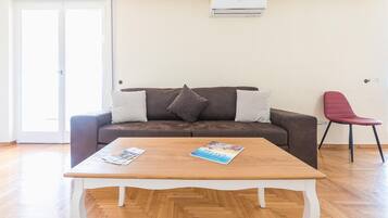 Apartment | Living room | Flat-screen TV