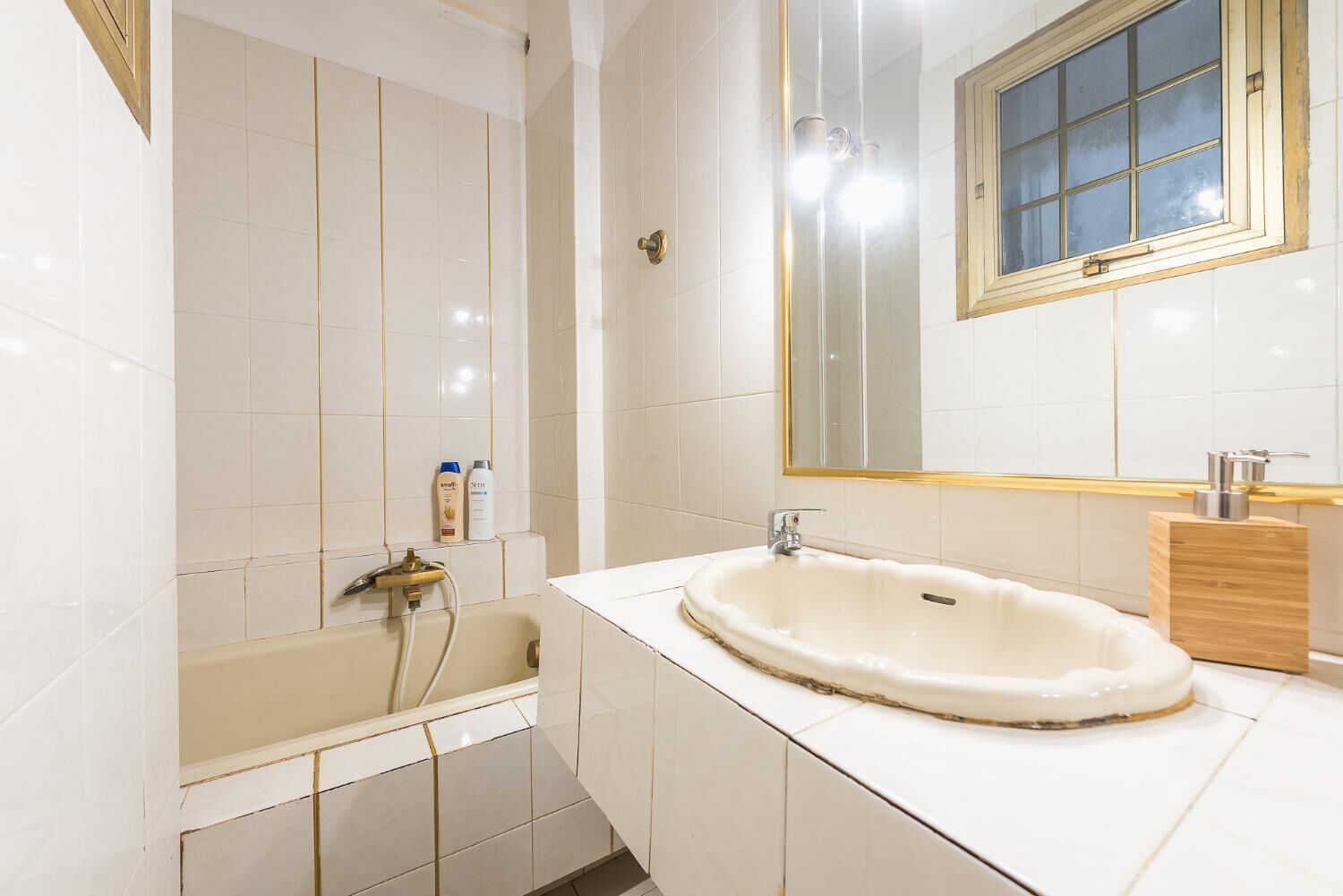 Departamento | Baño | Tina, tina profunda, amenidades de baño gratuitas, secadora de cabello 