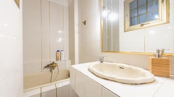 Departamento | Baño | Tina, tina profunda, amenidades de baño gratuitas, secadora de cabello