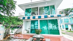 2 Bedrooms House with Sea View | Front of property