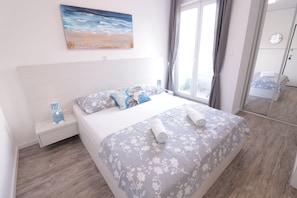 Tabla de planchar con plancha, wifi gratis y ropa de cama