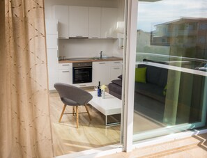 Apartamento, 2 habitaciones, terraza, vistas a la piscina (A4) | Zona de estar | Una televisión de pantalla plana