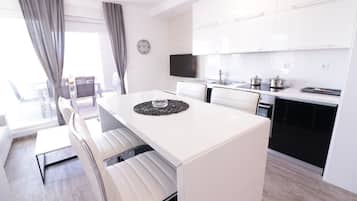 Appartement Deluxe, 2 chambres, terrasse (B6) | Restauration dans la chambre