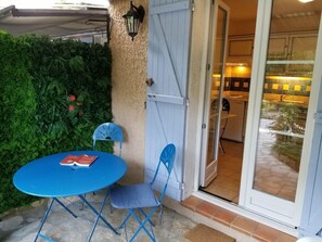 Tempat makan luar