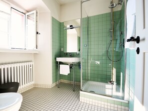 シャワー、ヘアドライヤー、タオル、��石鹸