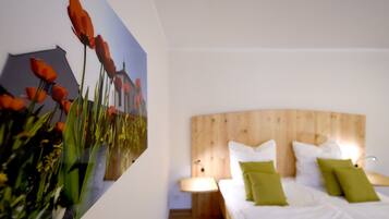 Individuell eingerichtet, Schreibtisch, laptopgeeigneter Arbeitsplatz