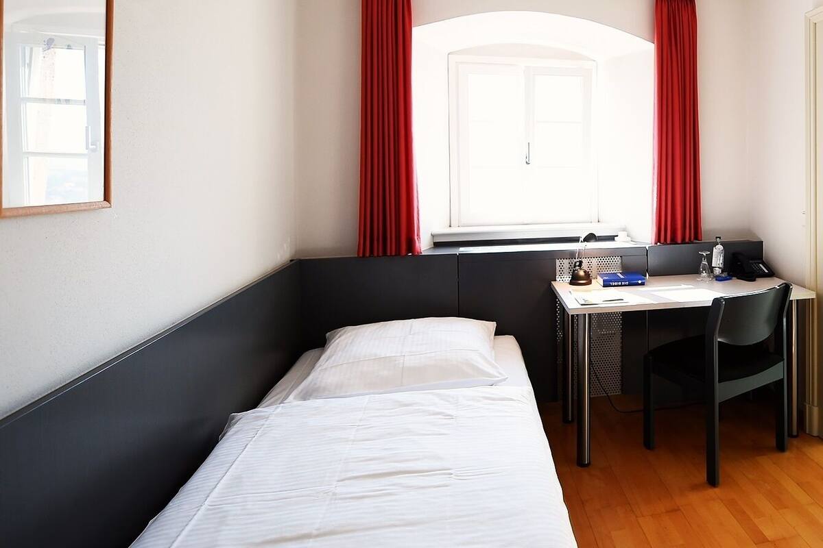 غرفة فردية بتجهيزات أساسية - بحمام مشترك | مكتب ومساحة عمل للكمبيوتر المحمول وستائر تعتيم وواي فاي مجانًا