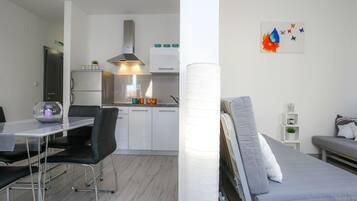 Deluxe appartement, 1 slaapkamer, terras (A3) | Woonruimte | Flatscreentelevisie