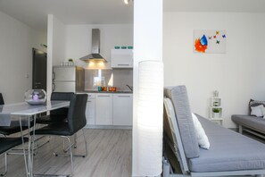 Deluxe Apartment, 1 Bedroom, Terrace (A3) | Living area | Flat-screen TV - Pool Apartments Privilege (Novalja)