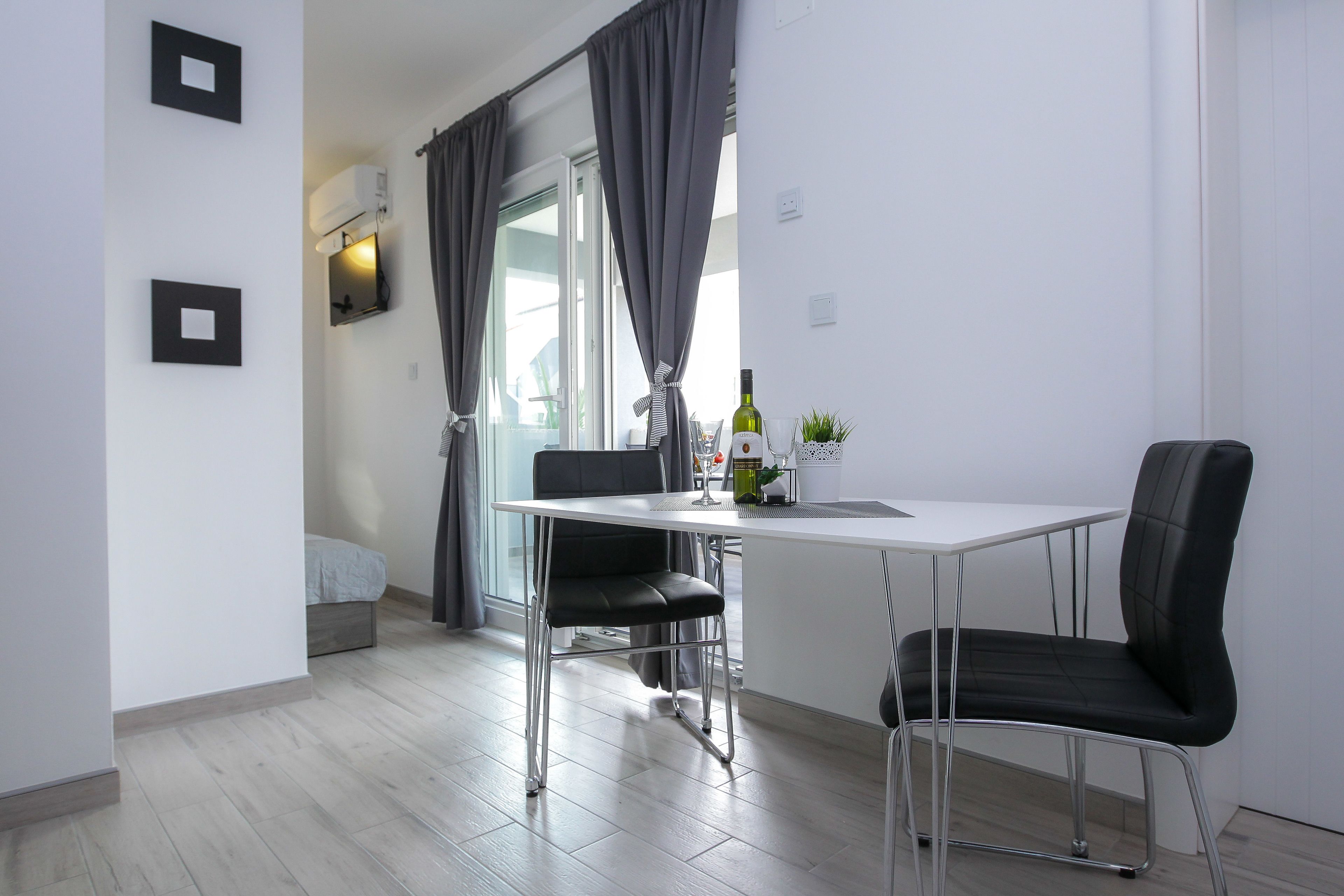 Classic Apartment, 1 Bedroom, Non Smoking, Terrace (A2) | In-room dining