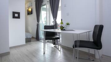 Classic Apartment, 1 Bedroom, Non Smoking, Terrace (A2) | In-room dining