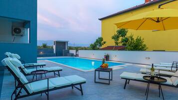 Outdoor pool, sun loungers
