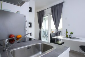 Apartemen, 1 kamar tidur, teras, pemandangan kolam renang (A2) | Dapur kecil pribadi | Penggorengan