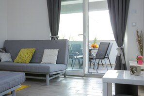 Apartamento Deluxe, 1 habitación, terraza (A3) | Zona de estar | Una televisión de pantalla plana