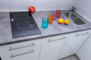 Apartamento Deluxe, 1 habitación, terraza (A3) | Cocina básica privada | Hervidor eléctrico