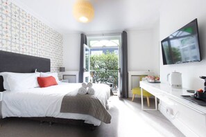 Kahden hengen deluxe-huone, parveke | Yksilöllisesti kalustettu, ilmainen Wi-Fi, vuodevaatteet