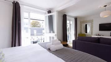 Suite – deluxe | Individuelt innredet, wi-fi (inkludert) og sengetøy