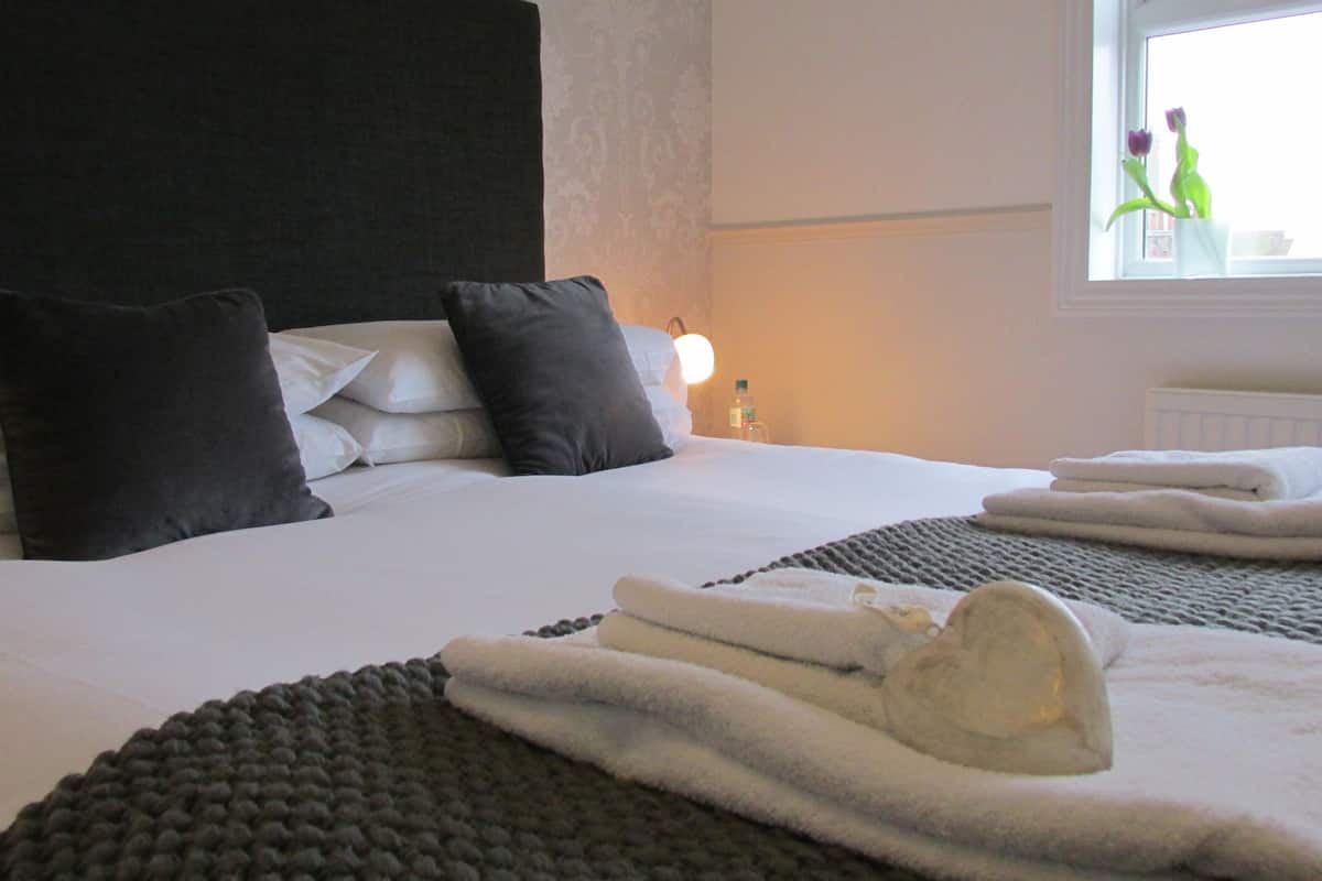 Luxury King, Sea View | WiFi (free), individually furnished, bed sheets