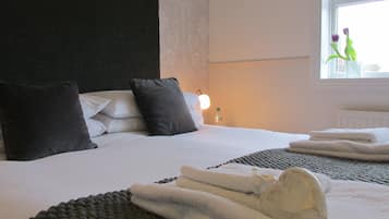 Camera Deluxe con letto matrimoniale o 2 letti singoli | Con arredamento individuale, Wi-Fi gratuito, lenzuola