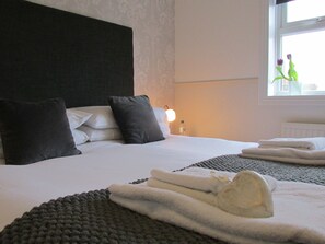 Luxury King, Sea View | Individually furnished, free WiFi, bed sheets - The White House (Brighton)
