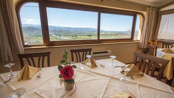 Lunch and dinner served