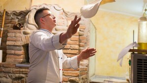 Una persona con camisa blanca lanzando un objeto blanco.