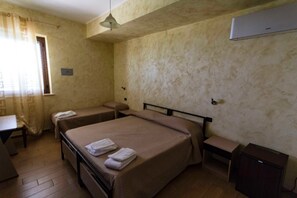 Triple Room | In-room safe, desk, free cots/infant beds, free WiFi