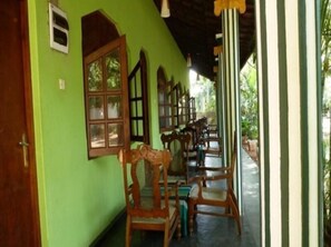 Outdoor dining - Regina Holiday Home (Thissamaharama)