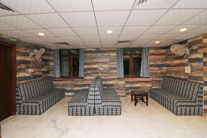 Lobby sitting area - OYO 26911 Kcg Hotels (New Delhi)