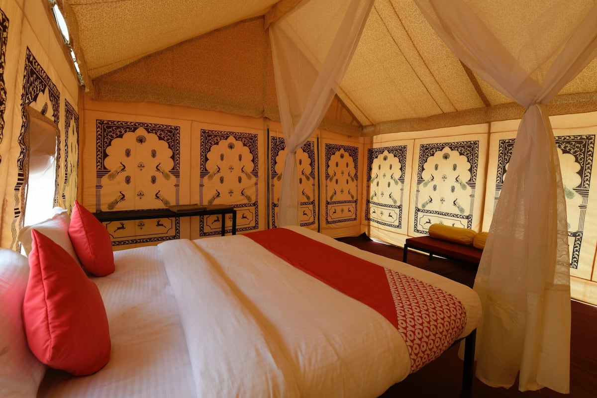 In-room safe, bed sheets