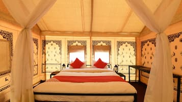 Deluxe Room | In-room safe, bed sheets